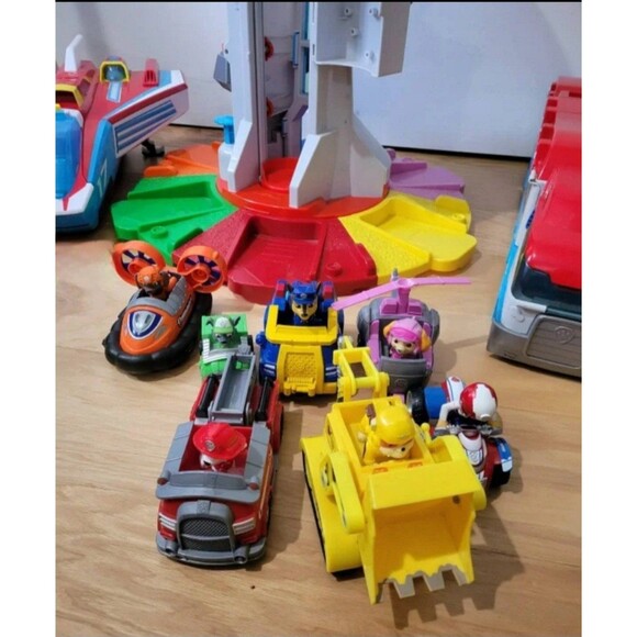 A huge lot of paw patrol toys includes lookout tower, bus, plane, and ship - Picture 7 of 7